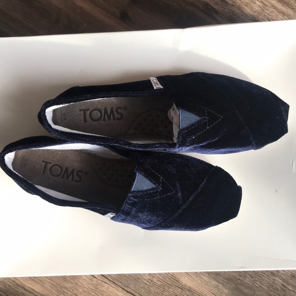 BRAND NEW beautiful sapphire blue velvet toms